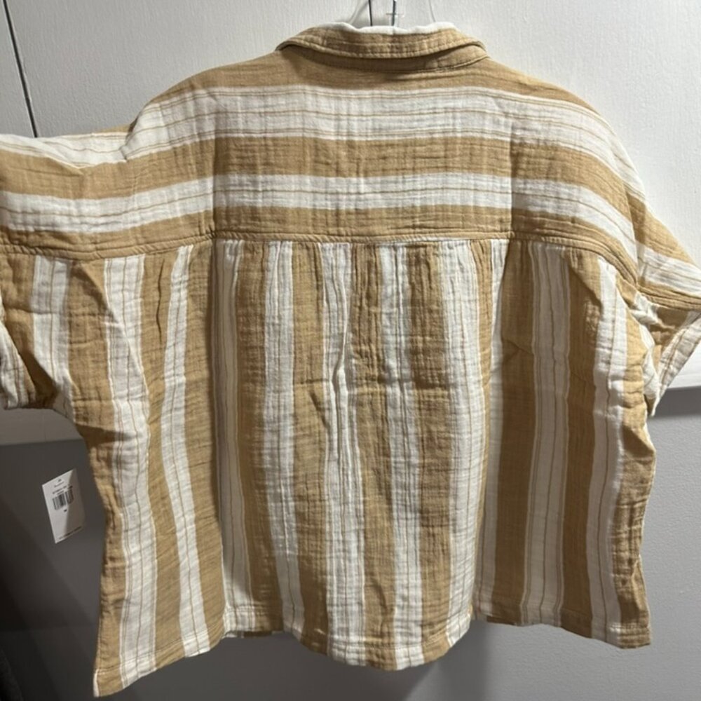 NWT Linen Cropped Button-Up - Picture 2 of 2